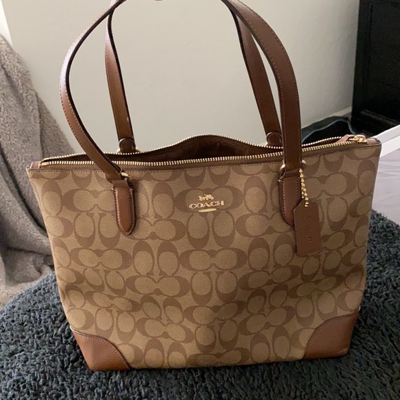 Medium sized Coach purse - Picture 4 of 4